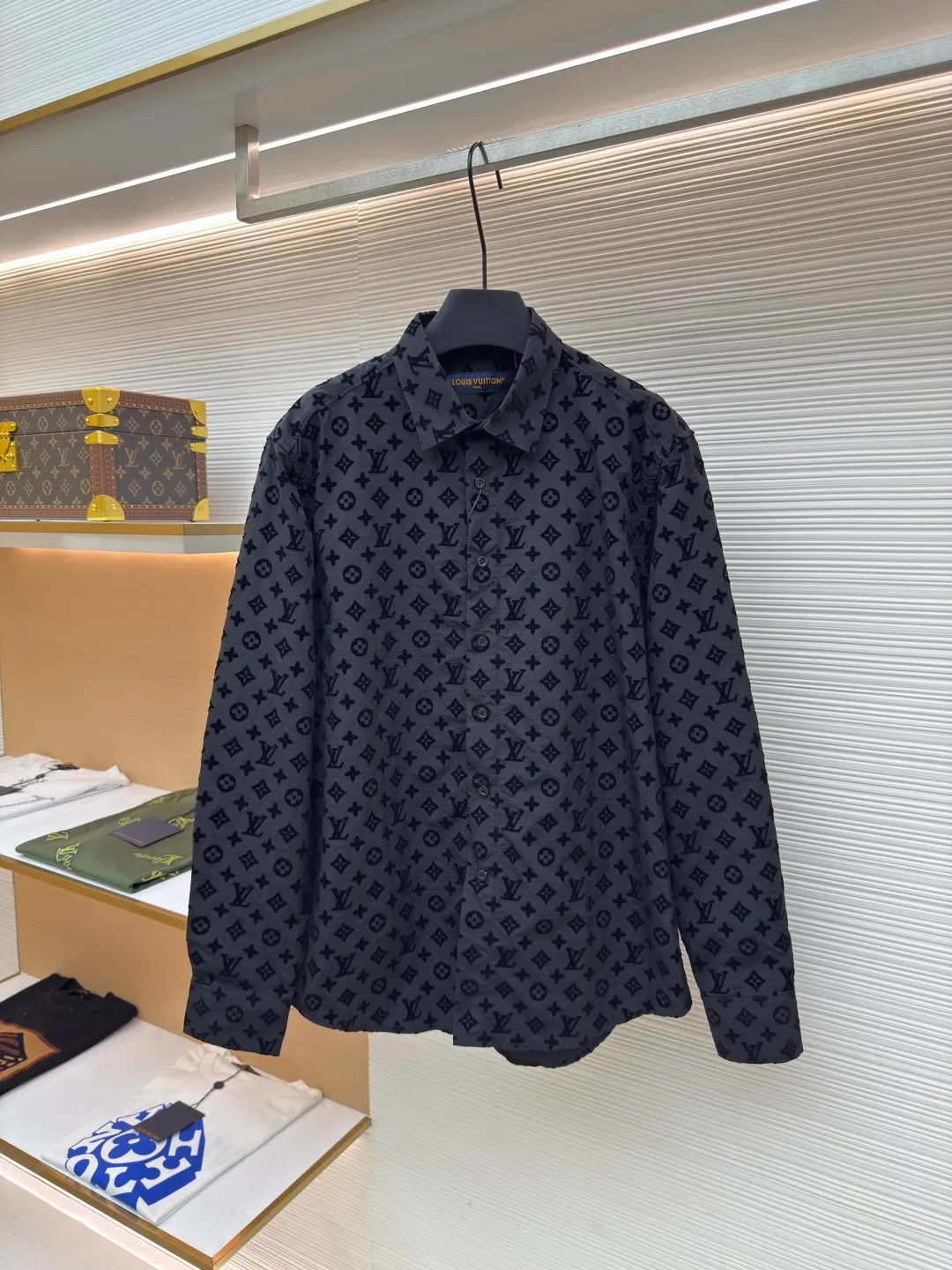LOUIS VUITTON flocked long-sleeved shirt ●Authentic product: purchased and developed in 19984 ●Item number: 1680579-A45 ●Fabric: nylon plain fabric ●Technology: flocking production ●Version: fitted version ●Weight: about 245 grams ●Size: S-M-L-XL ●Description: The bottom of the high-count and ultra-high-density plain weave is dyed with a bluish black color to create a contrast between the bottom and the color of the pattern. The pattern is made of imported velvet to reflect the pile height and density of the original board. It is pasted with imported environmentally friendly super strong glue to ensure that the velvet will not fall off after washing. The entire piece of clothing is cut by infrared alignment to ensure that every part is in alignment. The overall wiring is straight and delicate, the fabric is comfortable and soft, and the color is consistent without color difference. It can be matched with the same style to create a fashionable look and control various occasions. Customized accessories, complete with three standards, same style for men and women!
